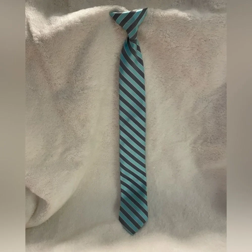 NEVER WORN Croft & Barrow boy’s turquoise & gray striped skinny clip on tie